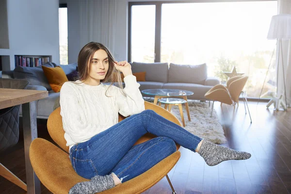 Retrato Una Hermosa Joven Vestida Con Ropa Casual Relajada Sillón — Foto de Stock