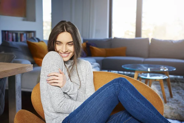 Retrato Tiro Bela Jovem Mulher Vestindo Roupas Casuais Relaxar Poltrona — Fotografia de Stock