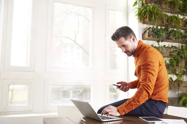 Aufnahme Eines Denkenden Geschäftsmannes Der Schreibtisch Sitzt Und Sein Mobiltelefon — Stockfoto