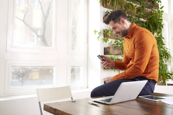 Tiro Pensar Empresário Sentado Mesa Escritório Usando Seu Telefone Celular — Fotografia de Stock