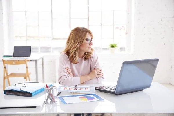 Portrait Une Femme Affaires Financière Réfléchie Assise Bureau Devant Ordinateur — Photo