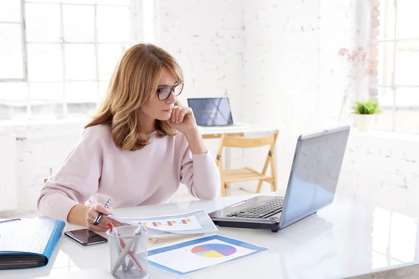 Portrait Shot Attractive Financial Advisor Businesswoman Sitting Front Laptop Office — Stock Photo, Image