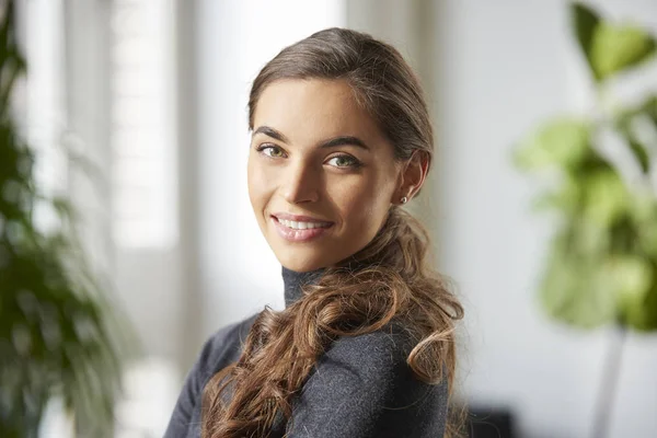 Retrato Cerca Una Hermosa Mujer Joven Que Usa Suéter Cuello —  Fotos de Stock