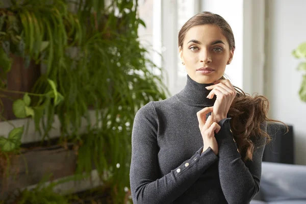 Retrato Cerca Una Hermosa Mujer Joven Con Suéter Cuello Enrollado — Foto de Stock