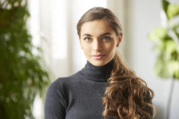 Close Retrato Bela Jovem Mulher Vestindo Suéter Pescoço Rolo Enquanto — Fotografia de Stock