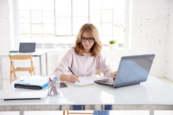 Retrato Una Atractiva Mujer Negocios Mediana Edad Sentada Frente Portátil — Foto de Stock