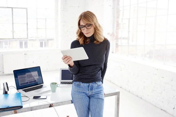 Ritratto Donna Affari Casuale Che Tiene Mano Tablet Digitale Mentre — Foto Stock