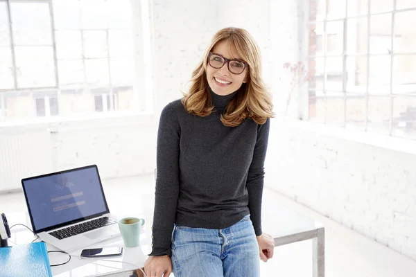 Skott Mellersta Åldern Affärskvinna Bär Casual Kläder Samtidigt Stående Kontoret — Stockfoto