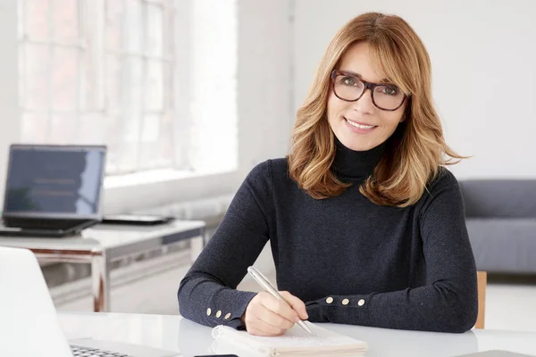 Primer Plano Retrato Mujer Negocios Mediana Edad Que Lleva Ropa —  Fotos de Stock