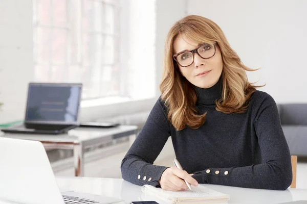 Primer Plano Retrato Mujer Negocios Mediana Edad Que Lleva Ropa —  Fotos de Stock