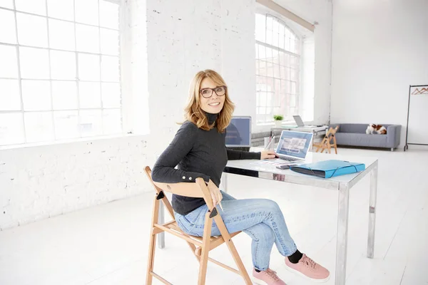 Full Length Shot Smiling Businesswoman Wearing Casual Clothes While Sitting — Stock Photo, Image