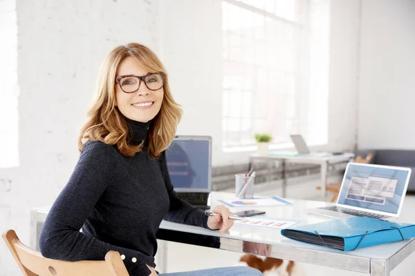 Primer Plano Retrato Atractiva Mujer Negocios Madura Sonriendo Cámara Mientras — Foto de Stock