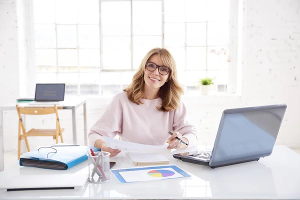 Retrato Una Exitosa Mujer Negocios Mediana Edad Sentada Escritorio Oficina — Foto de Stock