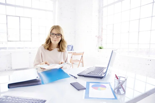 Portret Strzał Uśmiechający Się Średniej Wieku Businesswoman Sobie Ubranie Podczas — Zdjęcie stockowe