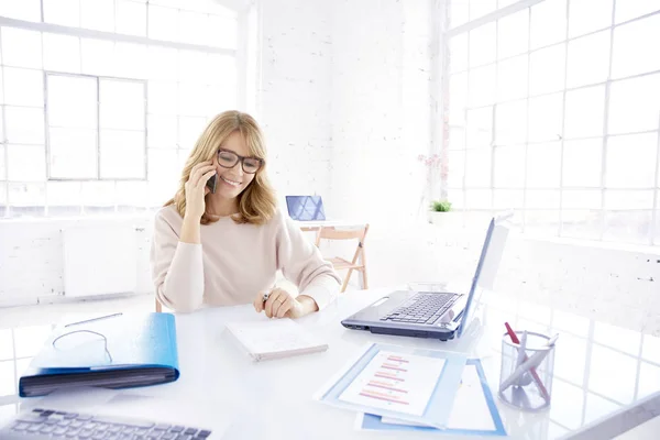 Retrato Una Mujer Negocios Casual Mediana Edad Hablando Con Alguien — Foto de Stock