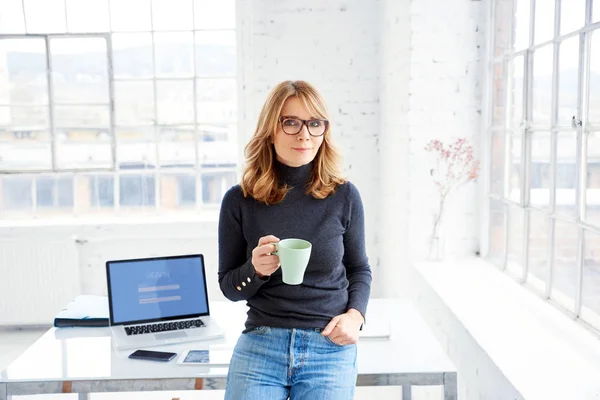 Portret Shot Van Aantrekkelijke Casual Zakenvrouw Mok Haar Hand Houden — Stockfoto