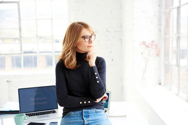 Retrato Atractiva Mujer Negocios Casual Profundamente Pensada Mientras Está Pie —  Fotos de Stock