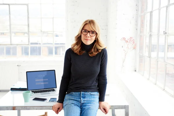 Retrato Tiro Mulher Negócios Casual Atraente Mesa Escritório Enquanto Olha — Fotografia de Stock