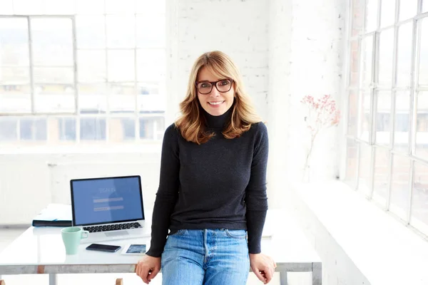 Retrato Tiro Mulher Negócios Casual Atraente Mesa Escritório Enquanto Olha — Fotografia de Stock