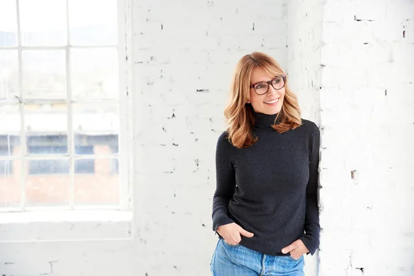 Portrait Une Jolie Femme Âge Moyen Regardant Par Fenêtre Souriant — Photo