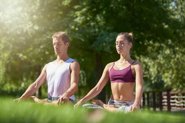 Full Längd Skott Unga Paret Sitter Lotus Pose Och Meditera — Stockfoto