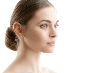 Yakın çekim studio karşı izole beyaz bakcground ayakta ve uzak arıyorum güzel genç kadını vurdu. 