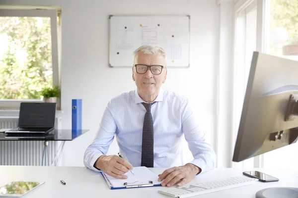 Retrato Anciano Hombre Negocios Sentado Escritorio Oficina Haciendo Poco Papeleo —  Fotos de Stock