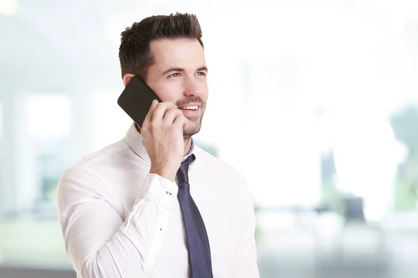 Portret Shot Van Vertrouwen Zakenman Met Behulp Van Zijn Mobiele — Stockfoto