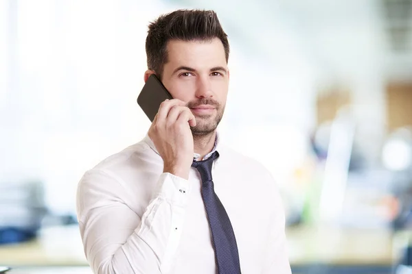 Cep Telefonunu Kullanarak Ofiste Dururken Biriyle Konuşurken Kendinden Emin Işadamı — Stok fotoğraf
