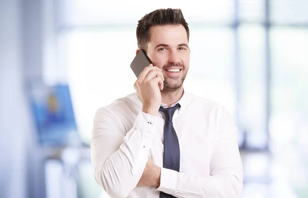 Porträtt Skott Säker Affärsman Använder Sin Mobiltelefon Och Prata Med — Stockfoto