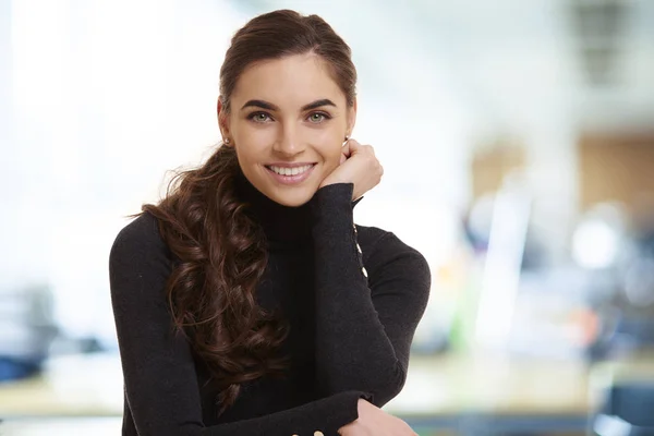 Portrait Shot Attractive Young Woman Looking Camra Smiling While Standing — Stock Photo, Image