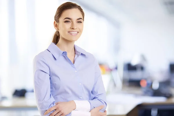 Retrato Atraente Jovem Empresária Vestindo Camisa Enquanto Estava Escritório Olhando — Fotografia de Stock