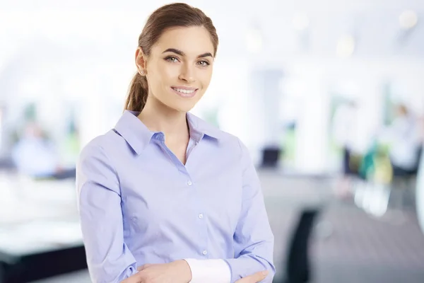 Retrato Atraente Jovem Empresária Vestindo Camisa Enquanto Estava Escritório Olhando — Fotografia de Stock