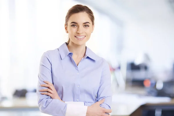 Retrato Una Hermosa Joven Empresaria Con Camisa Mirando Cámara Mientras —  Fotos de Stock