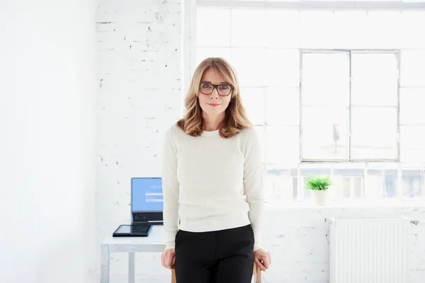 Retrato Mujer Negocios Mediana Edad Confiada Parada Escritorio Oficina Mientras —  Fotos de Stock