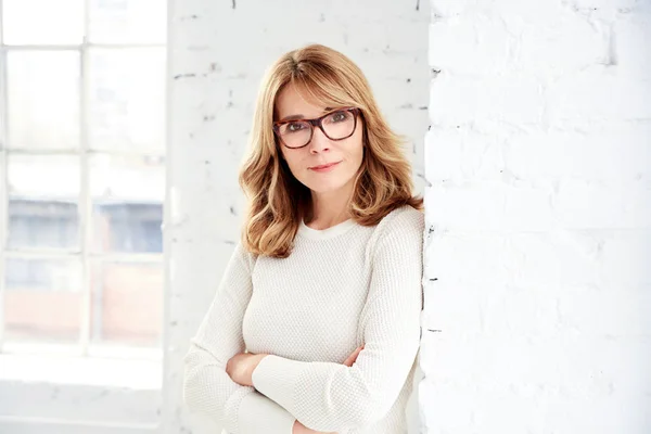 Close Portrait Attractive Middle Aged Woman Looking Camera Smiling While — Stock Photo, Image