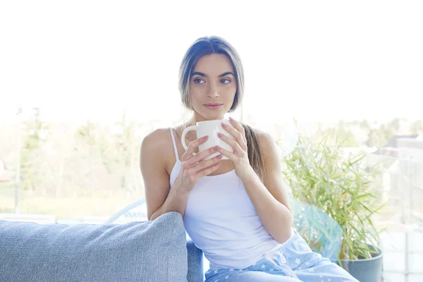 Retrato Tiro Bela Jovem Mulher Segurando Caneca Sua Mão Enquanto — Fotografia de Stock