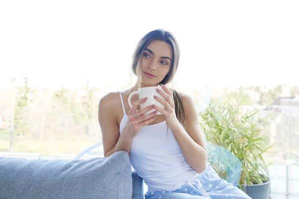 Retrato Tiro Bela Jovem Mulher Segurando Caneca Sua Mão Enquanto — Fotografia de Stock