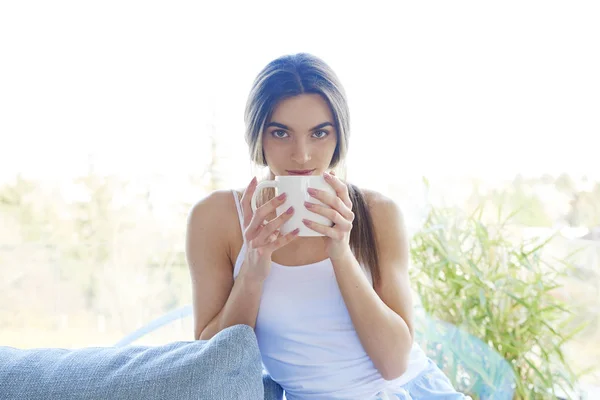 Retrato Uma Jovem Mulher Vestindo Pijama Segurando Caneca Mão Enquanto — Fotografia de Stock