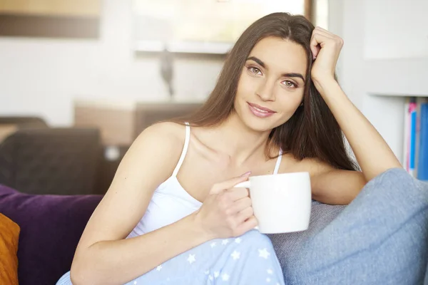 Yakın Çekim Portre Çekim Pijama Giymiş Koltukta Evde Dinlenirken Onun — Stok fotoğraf