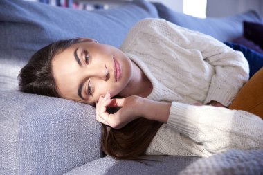 Genç kadın kanepede hayal 