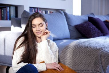 Evde dinlenirken rahat kıyafetler giyen genç kadın 