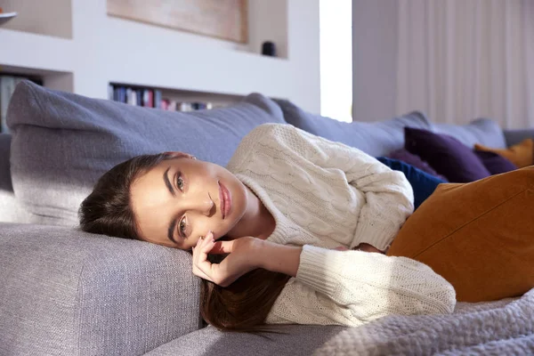 Junges Frauenporträt beim Entspannen zu Hause und Tagträumen — Stockfoto