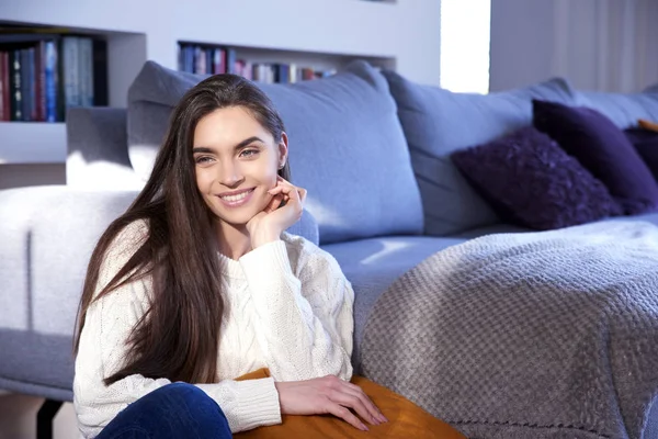 Gülümseyen Genç Kadın Evde Oturma Odasında Rahatlatıcı Portre Çekim — Stok fotoğraf