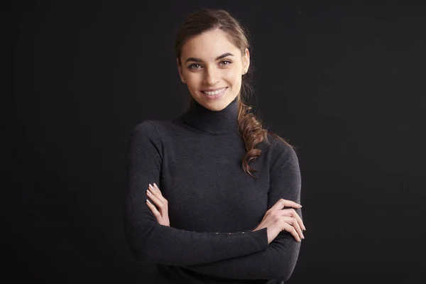 Estudio Retrato De La Mujer Joven Mediterránea Real Mirando Hacia El Lado  Foto de stock y más banco de imágenes de Mirada de reojo - iStock