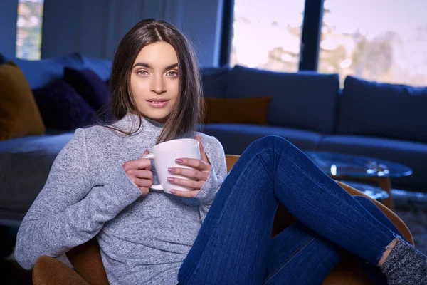 Tiro Bela Jovem Mulher Tendo Uma Xícara Chá Enquanto Relaxa — Fotografia de Stock