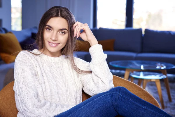 Retrato Bela Jovem Vestindo Roupas Casuais Sorrindo Enquanto Relaxa Sofá — Fotografia de Stock