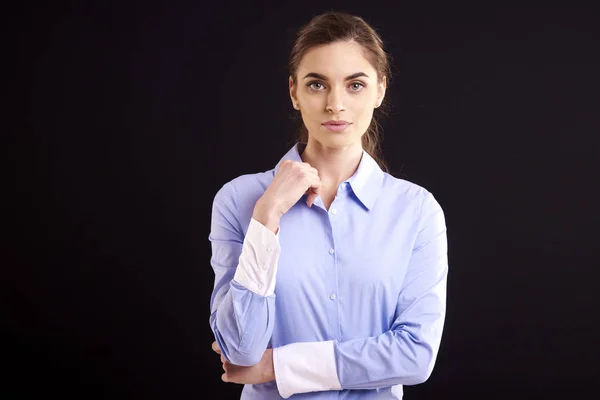 Retrato Tiro Atraente Jovem Mulher Olhando Para Câmera Sorrindo Enquanto — Fotografia de Stock