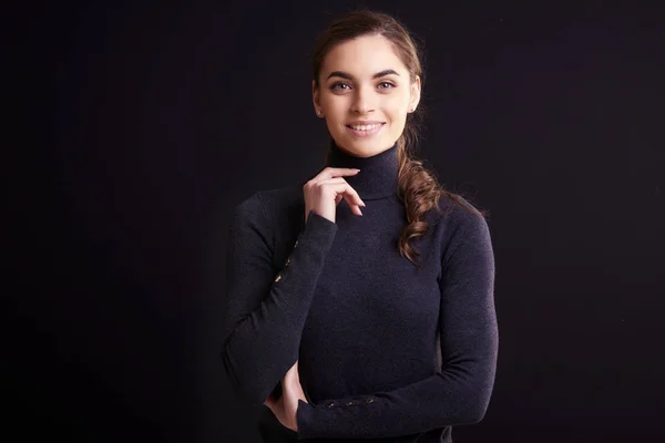 Retrato Tiro Bela Jovem Mulher Vestindo Camisola Pescoço Rolo Enquanto — Fotografia de Stock