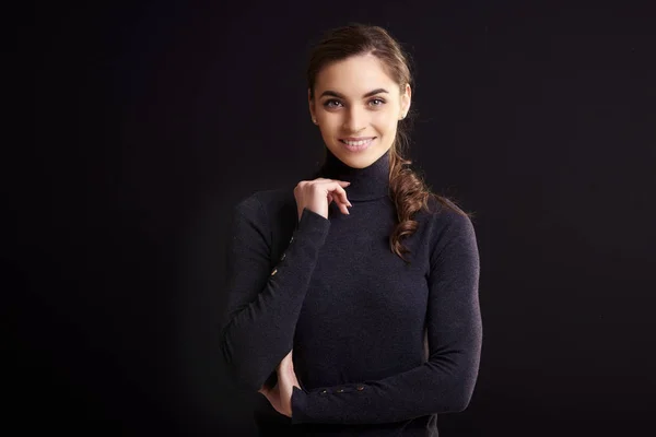 Retrato Una Hermosa Mujer Joven Usando Suéter Cuello Enrollado Mientras — Foto de Stock